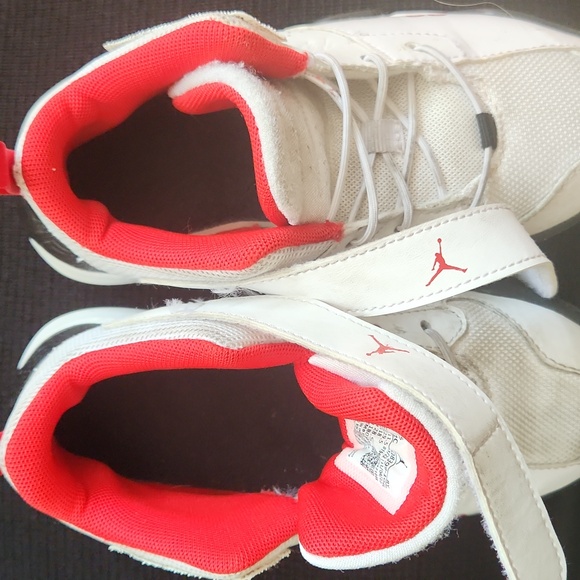 Jordan Nike Boys Runners Size 12  kids white w blk & red - Picture 4 of 6
